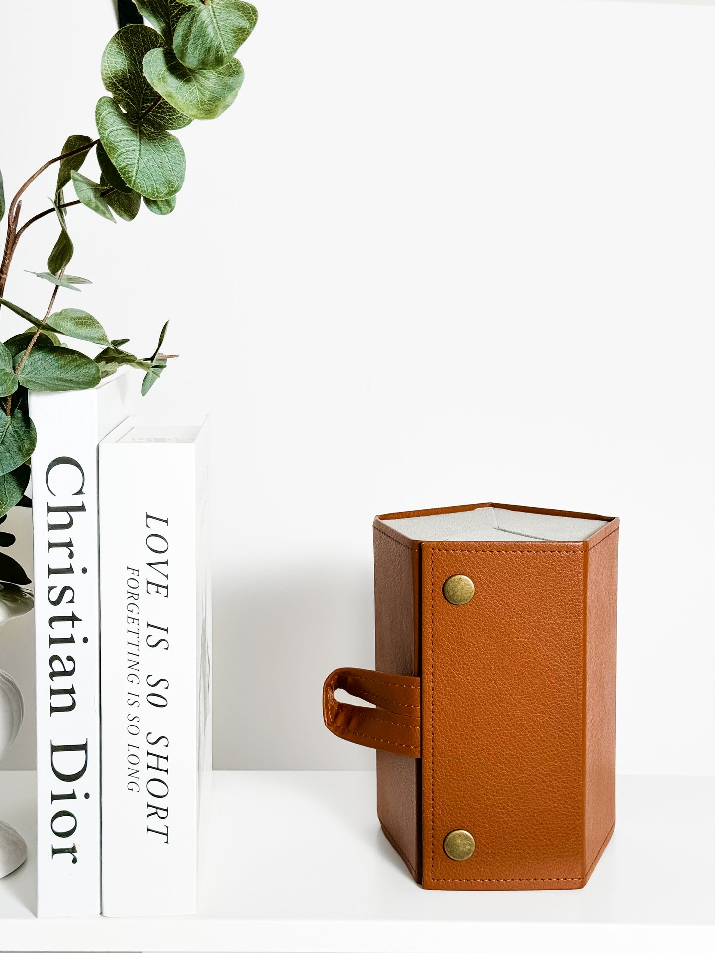 a Leather Portable Glasses Case (5 Glasses) حامل نظارات متعددة جلد لون بني